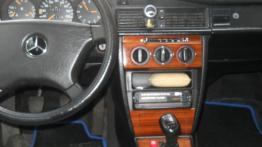 Mercedes 190  W201 - galeria społeczności - kokpit