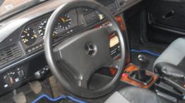 Mercedes 190  W201 - galeria społeczności - pełny panel przedni