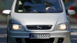 Opel Zafira A Van - galeria społeczności - przód - reflektory włączone