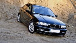 BMW Seria 3 Sedan - galeria społeczności - przód - reflektory włączone