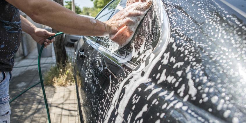 Mandat za mycie auta pod blokiem? Wielu kierowców nie ma o tym pojęcia