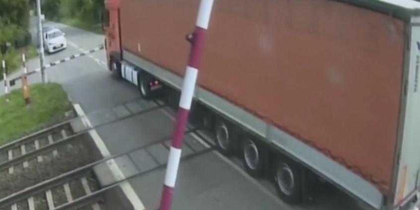 Ciężarówka utknęła na torach. Policja przypomina o zasadzie, która może uratować życie