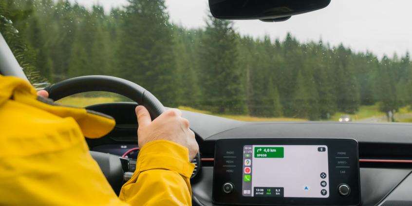 Android Auto pokazuje znaki stop i sygnalizatory. Mapy Google dostały nową funkcję