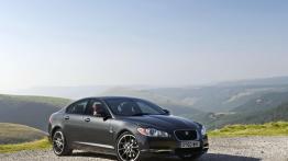 Jaguar XF Black Pack - widok z przodu