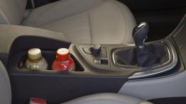 Opel Insignia Hatchback - tunel środkowy między fotelami