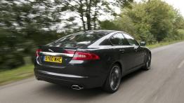 Jaguar XF Black Pack - widok z tyłu