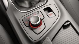 Opel Insignia Hatchback - tunel środkowy między fotelami