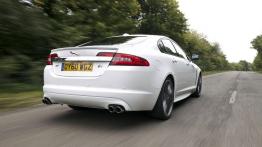Jaguar XF Black Pack - widok z tyłu