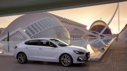 Hyundai i30 Fastback - prawy bok