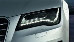 Audi A7 Sportback - lewy przedni reflektor - włączony