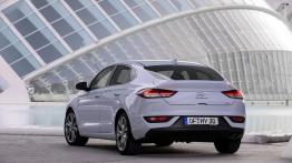 Hyundai i30 Fastback - widok z tyłu
