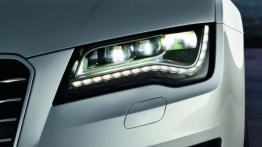 Audi A7 Sportback - lewy przedni reflektor - włączony