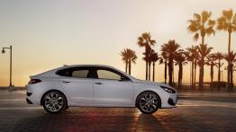 Hyundai i30 Fastback - prawy bok