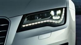 Audi A7 Sportback - lewy przedni reflektor - włączony