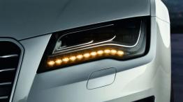 Audi A7 Sportback - lewy przedni reflektor - włączony