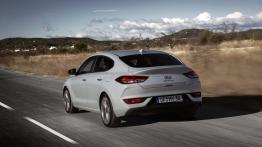Hyundai i30 Fastback - widok z tyłu
