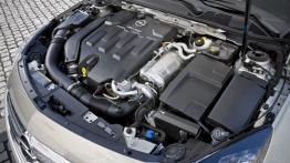 Opel Insignia Hatchback - maska otwarta