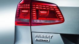 Volkswagen Passat Alltrack - lewy tylny reflektor - włączony