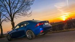 Lexus IS 200t - wojownik o gołębim sercu