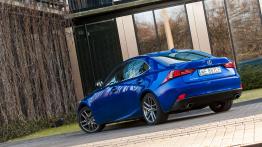 Lexus IS 200t - wojownik o gołębim sercu