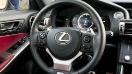 Lexus IS 200t - wojownik o gołębim sercu