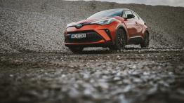 Toyota C-HR 2.0 Hybrid Dynamic Force 184 KM - galeria redakcyjna - widok z przodu
