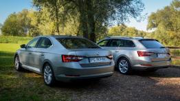 Skoda Superb Limousine vs Combi - galeria redakcyjna - widok z tyłu