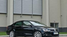 Volkswagen Jetta VI Sedan 2.0 TDI CR DPF 140KM - galeria redakcyjna - prawy bok