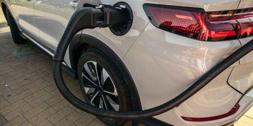 Elektryk w Polsce wciąż przegrywa ze spalinowym. Nowy raport pokazuje dlaczego