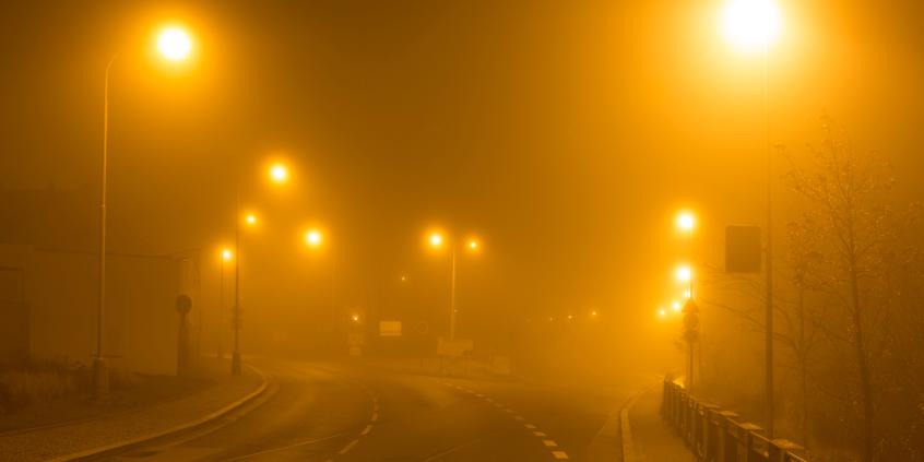 Mgła na drodze? Ten błąd z automatycznymi światłami może być niebezpieczny