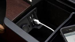 Lexus GS IV 350 (2012) - wersja amerykańska - gniazda multimedialne w podłokietniku