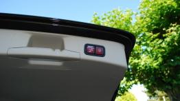 Mercedes Klasa C W205 Kombi - galeria redakcyjna - przycisk do zamykania bagażnika