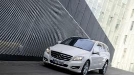 Mercedes klasy R 2011 - wersja przedłużona - przód - reflektory włączone
