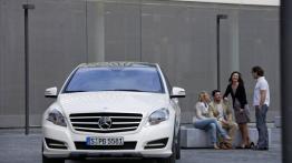 Mercedes klasy R 2011 - wersja przedłużona - widok z przodu