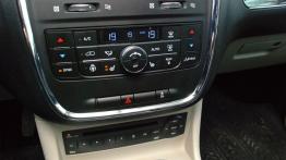 Lancia Voyager Van 3.6 V6 283KM - galeria redakcyjna - panel sterowania wentylacją i nawiewem