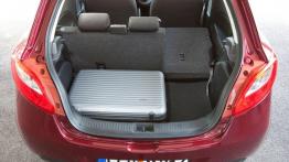 Mazda 2 Facelifting - wersja 3-drzwiowa - tylna kanapa złożona, widok z bagażnika