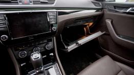 Skoda Superb Laurin & Klement 2.0 TDI 150 KM - galeria redakcyjna - schowek przedni otwarty