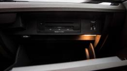 Skoda Superb Laurin & Klement 2.0 TDI 150 KM - galeria redakcyjna - schowek przedni otwarty