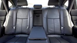 Infiniti Q70 2.2d 170 KM - galeria redakcyjna - tylna kanapa, podłokietnik rozłożony