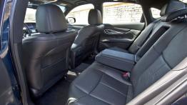 Infiniti Q70 2.2d 170 KM - galeria redakcyjna - tylna kanapa, podłokietnik rozłożony