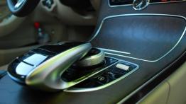 Mercedes Klasa C W205 Kombi - galeria redakcyjna - panel sterowania na tunelu środkowym