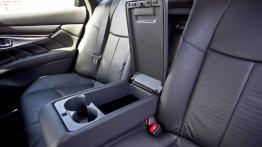 Infiniti Q70 2.2d 170 KM - galeria redakcyjna - tylna kanapa, podłokietnik rozłożony