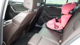 Skoda Superb Laurin & Klement 2.0 TDI 150 KM - galeria redakcyjna - fotelik dziecięcy z tyłu