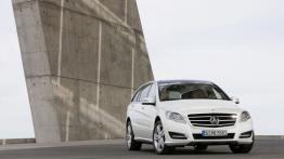 Mercedes klasy R 2011 - wersja przedłużona - widok z przodu