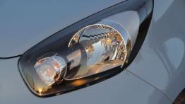 Kia Picanto 2011 - wersja 5-drzwiowa - lewy przedni reflektor - włączony
