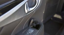 Infiniti Q70 2.2d 170 KM - galeria redakcyjna - schowek w drzwiach przednich