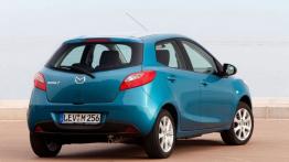Mazda 2 Facelifting - wersja 5-drzwiowa - widok z tyłu