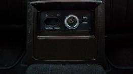 Skoda Superb Laurin & Klement 2.0 TDI 150 KM - galeria redakcyjna - gniazda w podłokietniku przednim