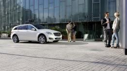 Mercedes klasy R 2011 - wersja przedłużona - prawy bok
