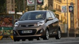 Kia Picanto 2011 - wersja 5-drzwiowa - przód - reflektory włączone